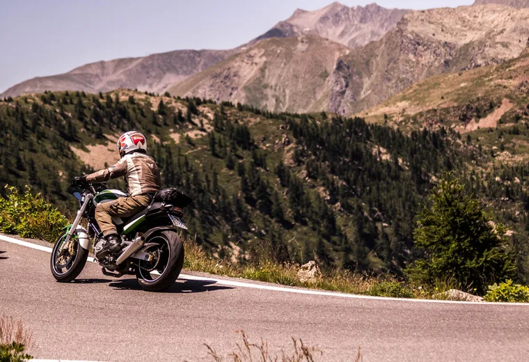 Motocykl skupiny A na horské silnici