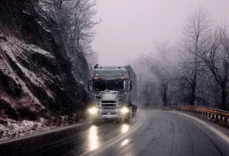 Nákladní auto na horské silnici
